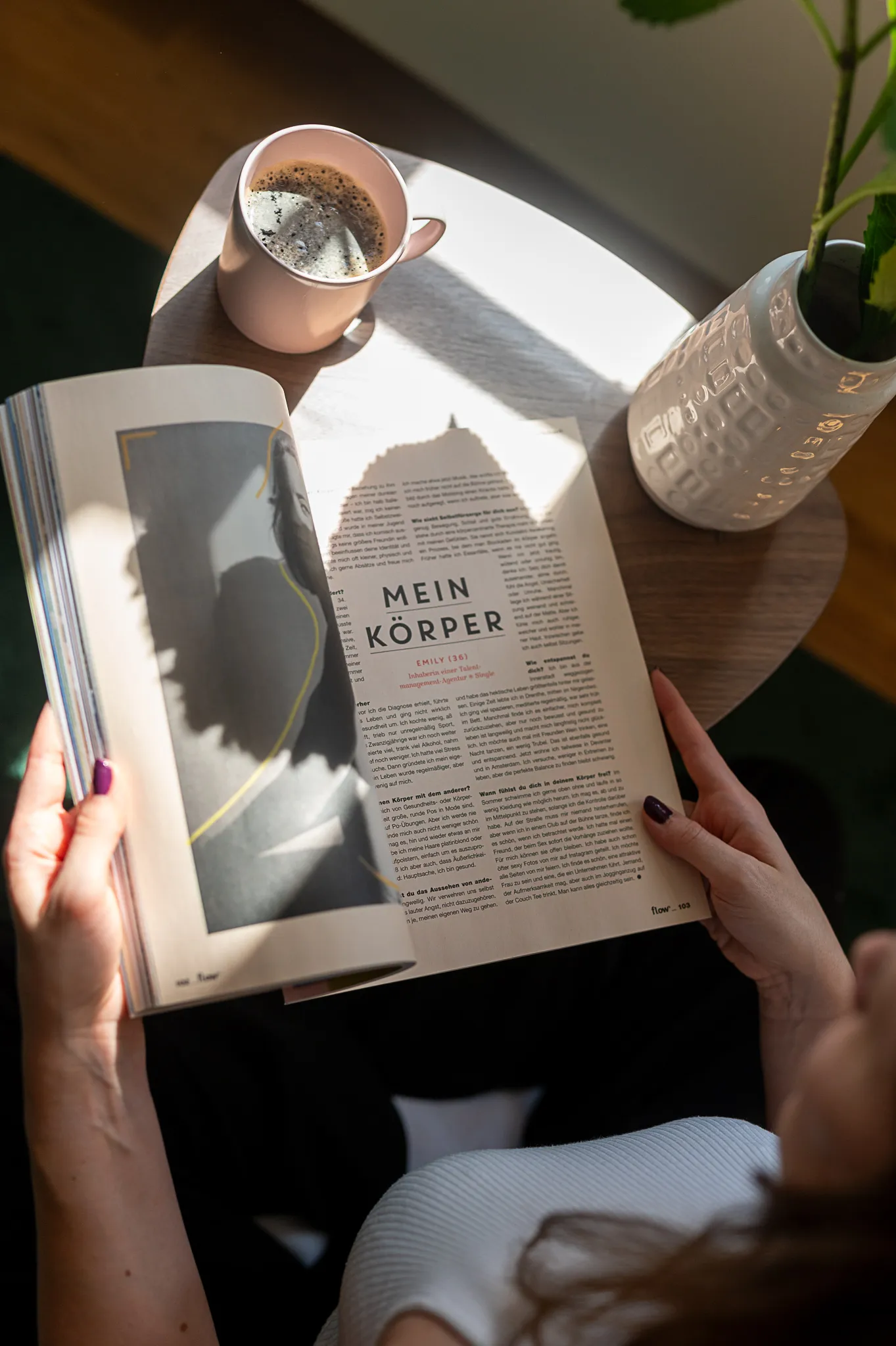 Aufgeschlagenes Magazin in Licht und Schatten